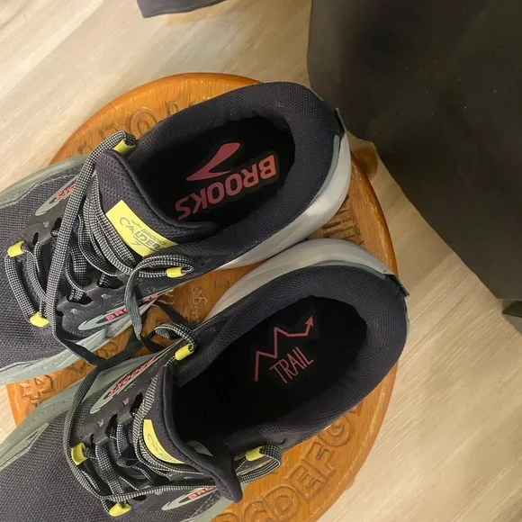 Brooks Caldrea 7 size 10 1/2 worn once - Picture 2 of 5
